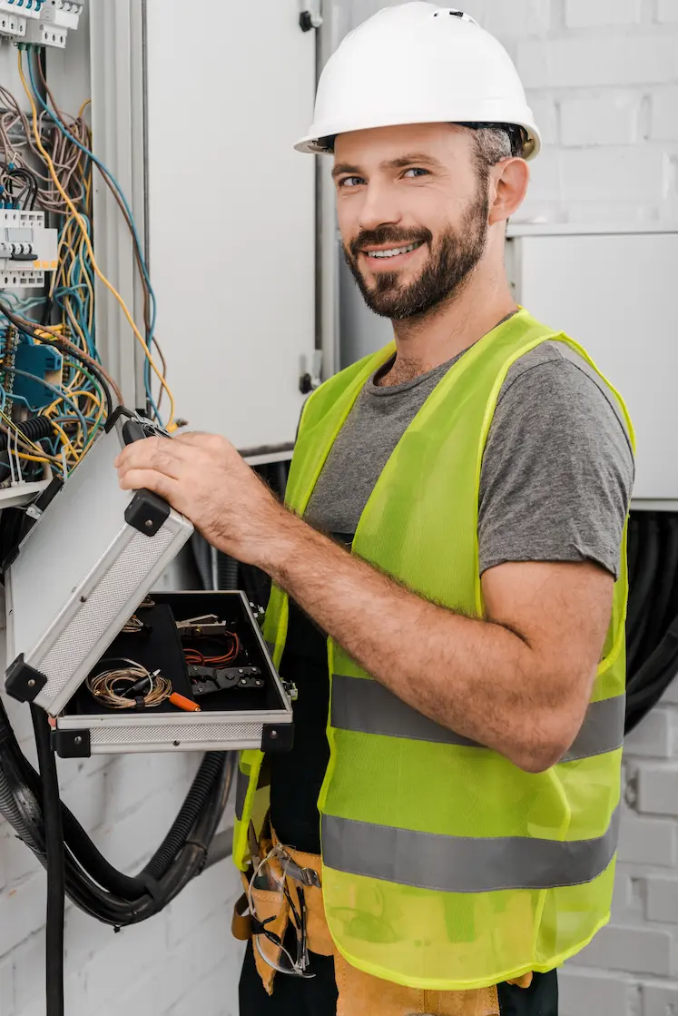 Tecnico elettricista Pronto Intervento 24 Ore al lavoro a Varese